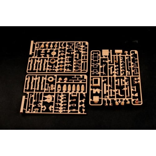 Hobby Boss 1/35 scale US Army M1070/M1000 Heavy Equipment Transporter Plastic Model