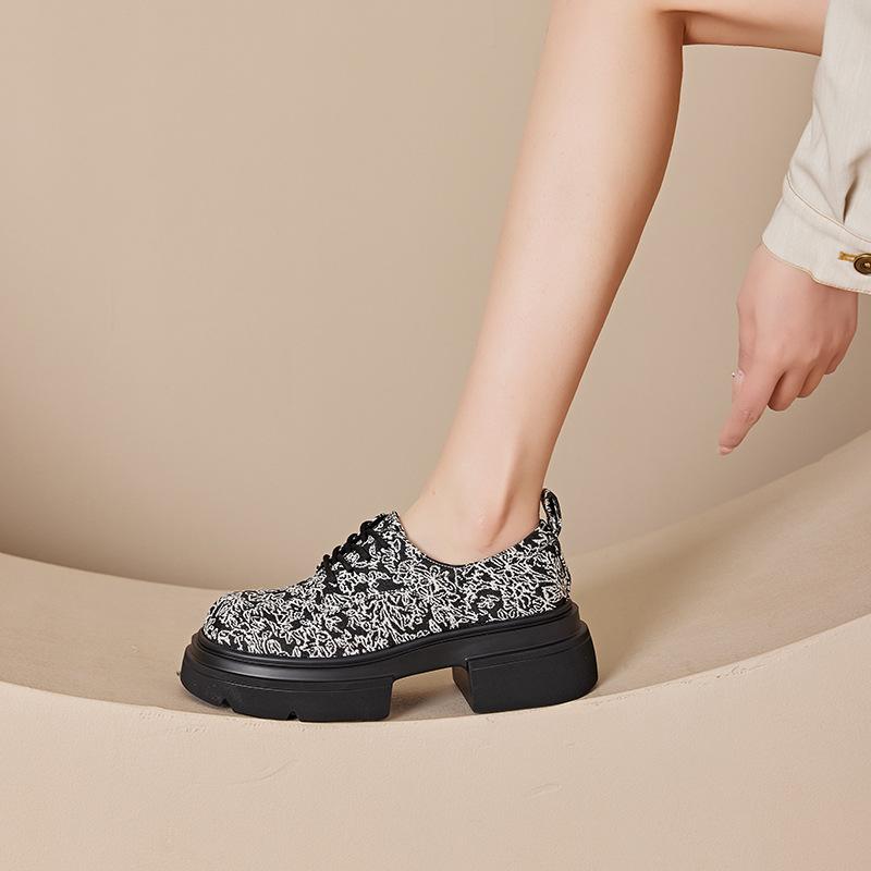 2025 small size Guochao printed casual shoes women's platform Korean version floral cloth lace-up women's shoes small floral embroidery women's shoes
