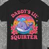 Lustiges unangebrachtes Daddy's Lil Squirter Shirt, Peinliches Erwachsenen-Meme Damen-T-Shirt, Girls Night Spiele, Grafisches Erwachsenen-Shirt, Witziger Humor