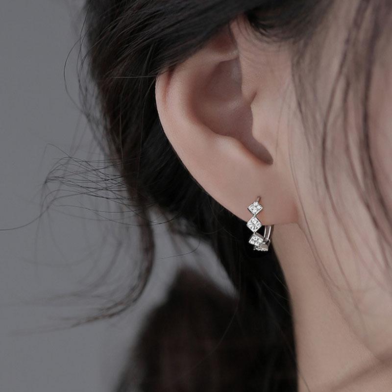 

Серьги с геометрическим ромбом и пряжкой для ушей белого золота