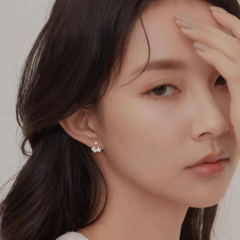 

Серьги-пусеты в виде цветов для женщин Доступная роскошь Дизайн для особых случаев Минималистичные серьги 2024 Новое поступление Самые продаваемые Нарядные Антиаллергенные серьги Pair of Flower Stud Earrings