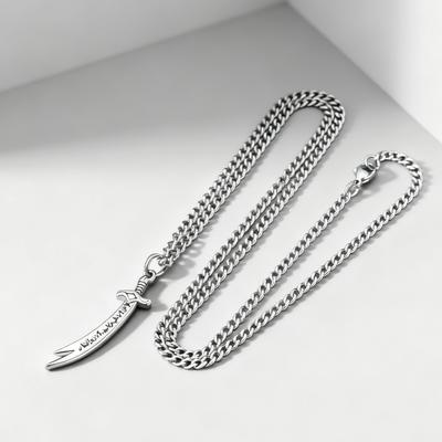 Collana Ciondolo Spada Zulfiqar in Acciaio Inossidabile per Uomini Donne Simbolo di Coraggio Frasi Islamiche Arabe Gioielli Regali