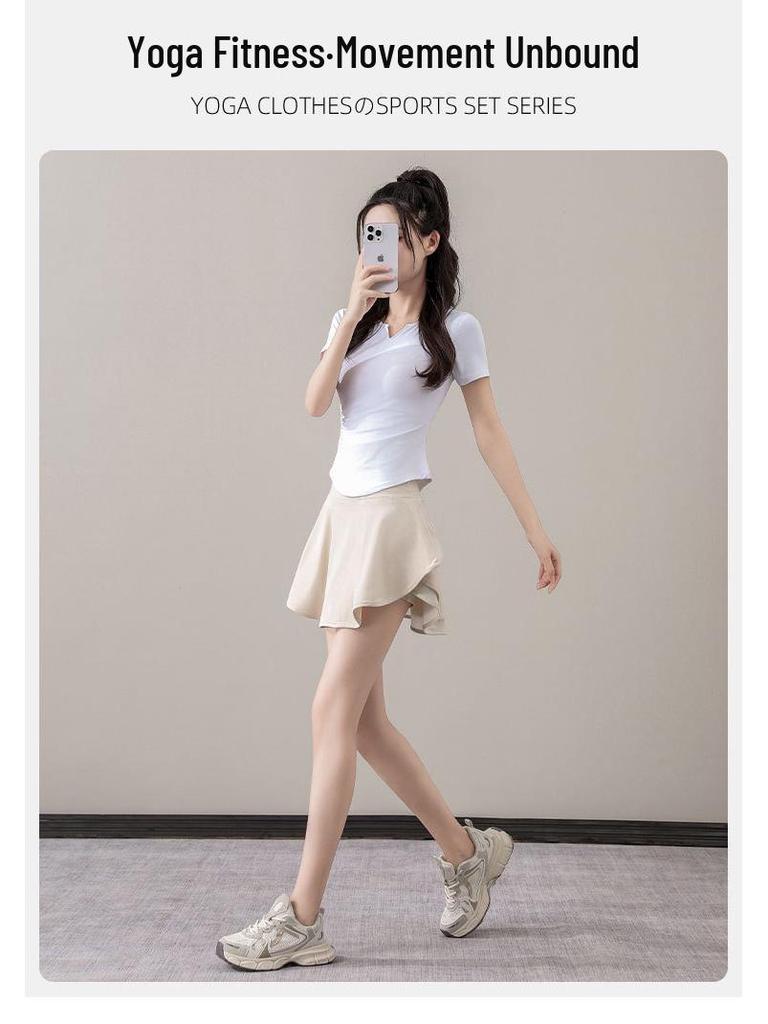 Damen Sommer Sportbekleidungsset: Schnelltrocknendes Tennis-, Badminton-, Yoga- und Lauf-Outfit mit kurzärmeligem Oberteil und Rock.