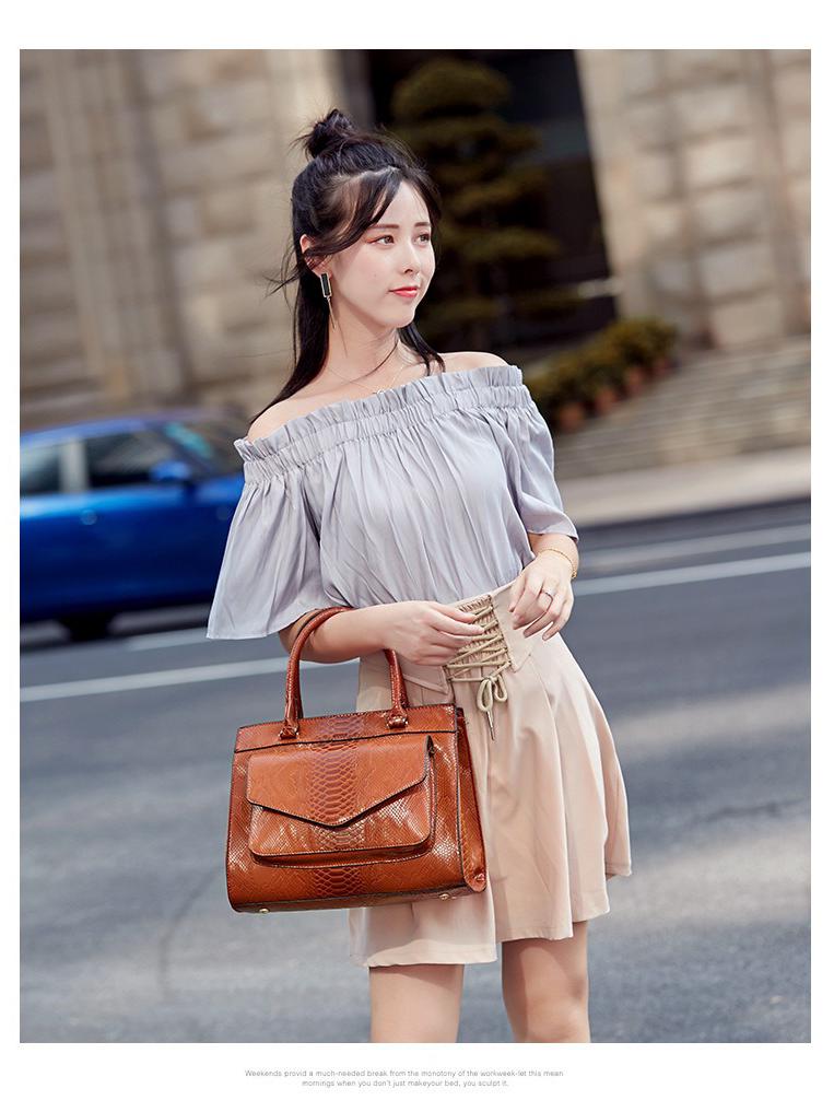 Large Capacity Snake Print Handbag: European & American Fashionable Ladies' Shoulder Bag