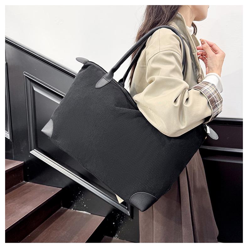 Versatile Large Capacity Casual Tote: Portable Single Shoulder Bag for Commuting or Short Trips