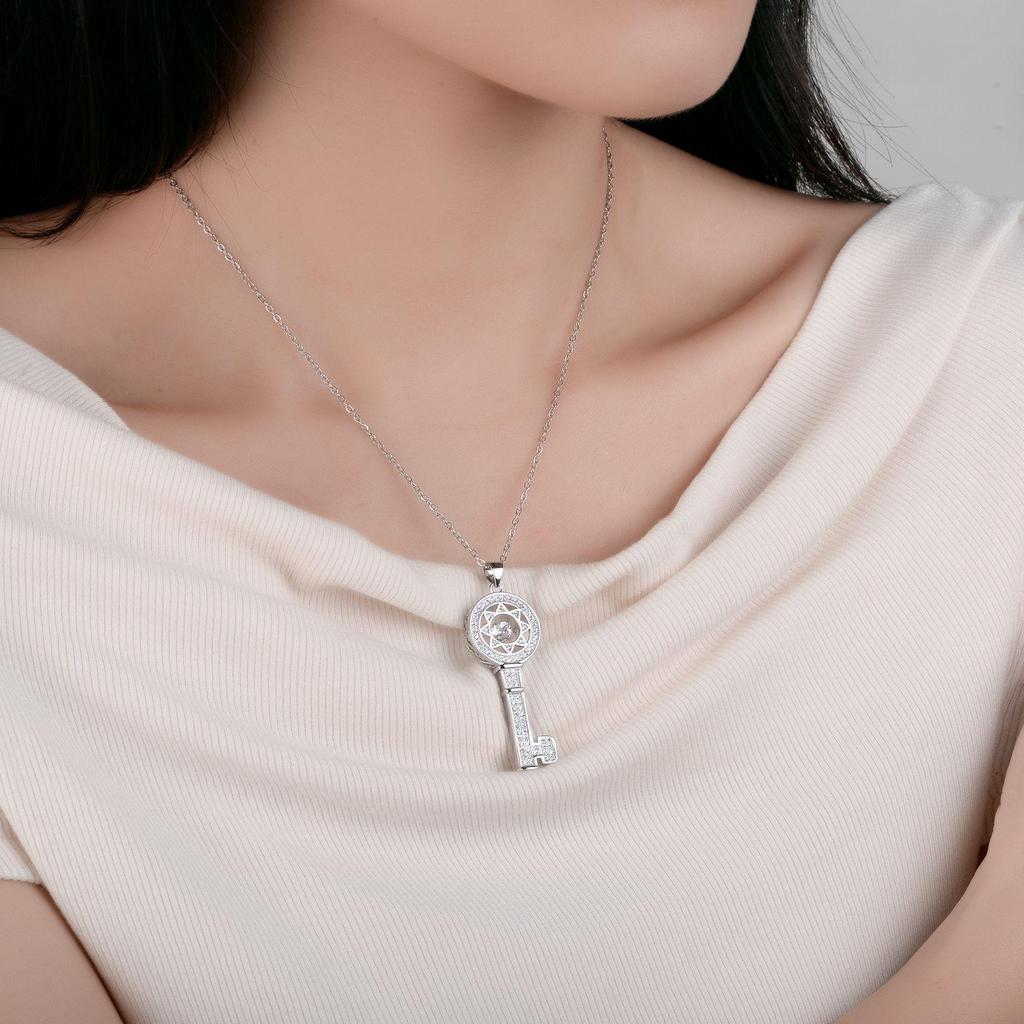 Retro Key Pendant Necklace: Fashionable Luxury Diamond Clavicle Chain for Women