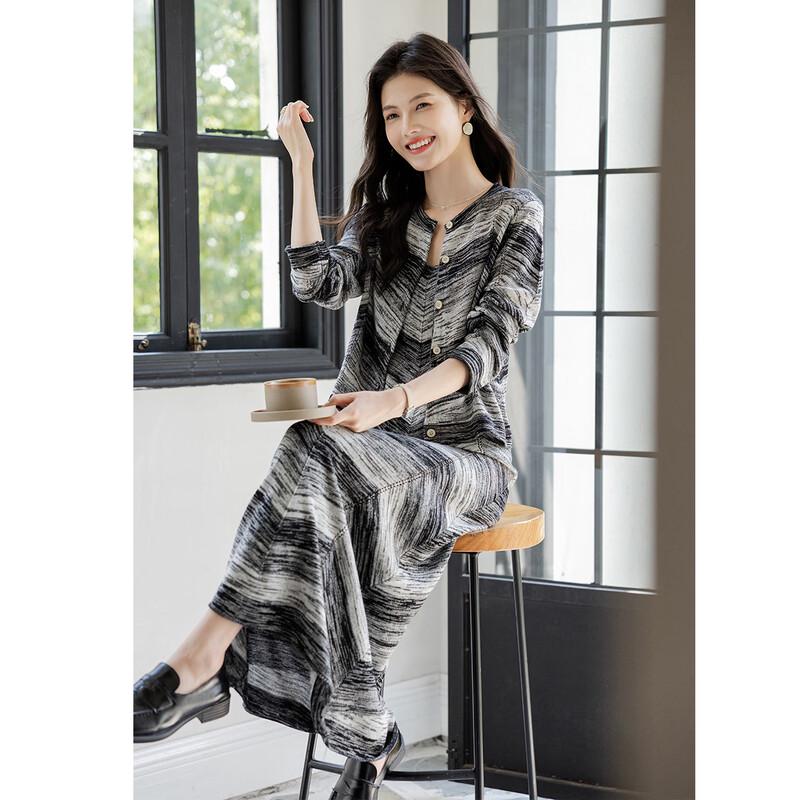 

Женский вязаный комплект: топ с длинным рукавом и юбка M