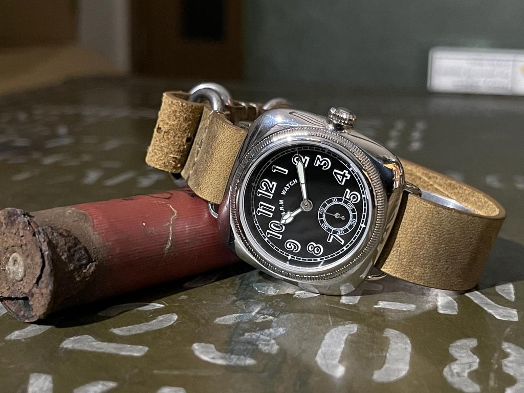[M.R.M.W.] Militärische Kissenuhr mit schwarzem Zifferblatt und braunem Crazy Horse Lederarmband