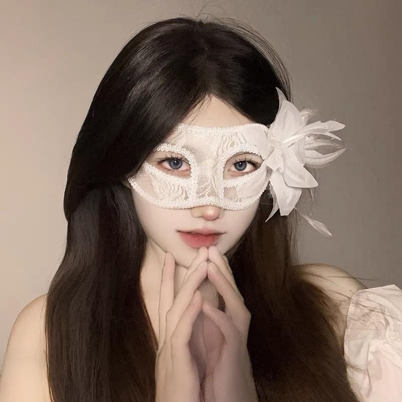 Sexy Spitzen-Halbmaske mit Federn - Halloween-Make-up Maskerade-Party-Accessoire