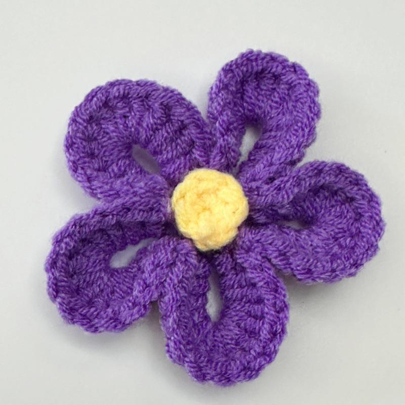 Hand-Knitted Flower-Shaped Yarn Crochet Accessories темно-фиолетового
