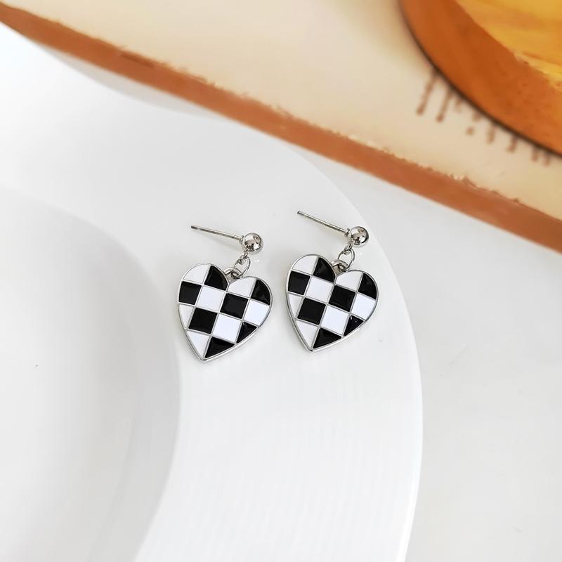 Checkerboard Heart Shaped Dangle Earring for Women Black and White Enamel Ear Jewelry Kids Christmas Year Gift