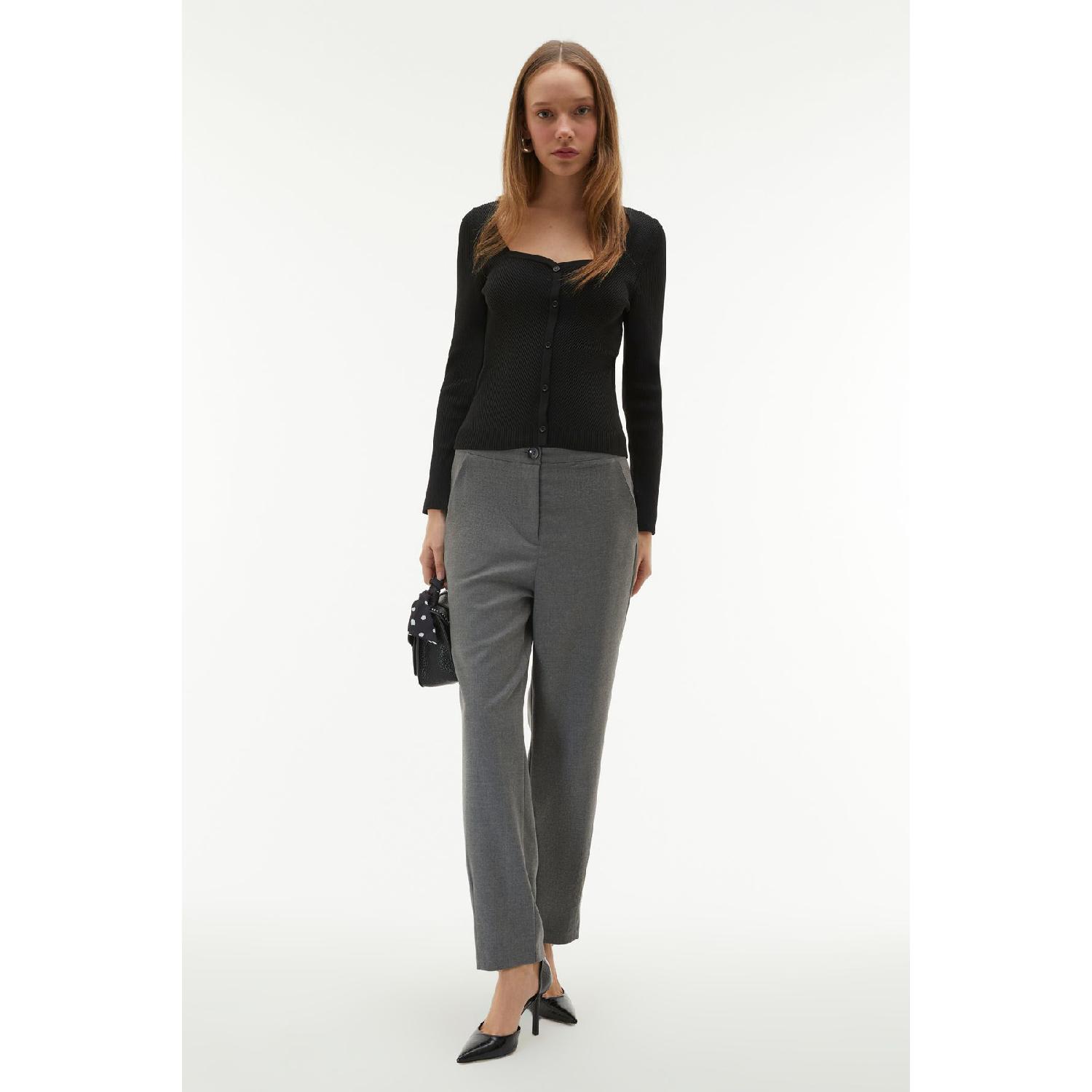 

Square Neck Ribbed Buttoned Sweater S чорний