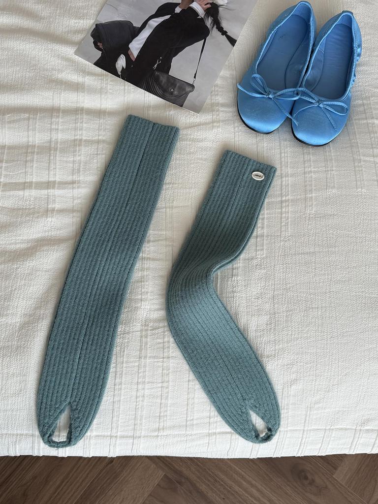 Women's Velvet Thickened White Stirrup Leg Warmers: Warm, Versatile, Korean-Style for Autumn/Winter Ballet & Single Shoe Pairing.