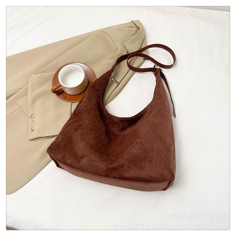 

2025 new women s bag trendy popular bag women s large-capacity versatile shoulder bag retro matte bucket bag