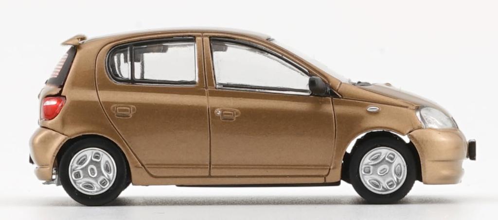 BM CREATIONS Toyota 1998 Zlatá LHD Hotový model 1/64 Vitz/Echo 5-dveřový