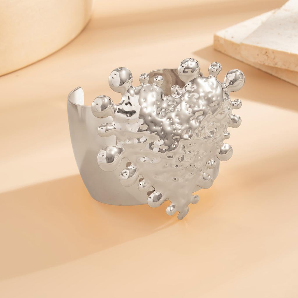 Exaggerated big love opening wide bracelet, personalized beating pattern pleated metal heart-shaped hand