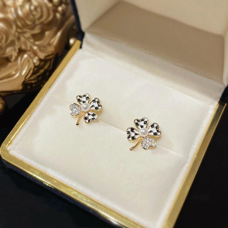 

Контрастные серьги-гвоздики с четырьмя лепестками клевера для женщин, весенние серьги-гвоздики с серебряными иглами и шахматным узором в виде четырехлистного цветка