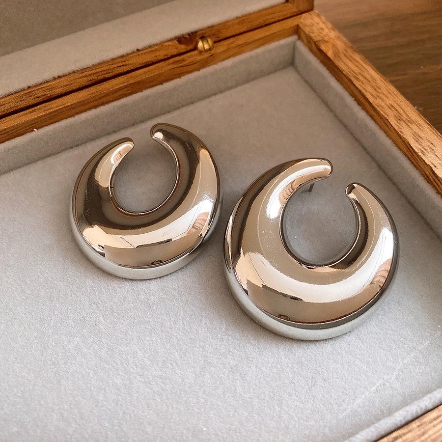 

Silver needle metal glossy oval hollow stud earrings European and American retro temperament earrings light luxury high-end earrings