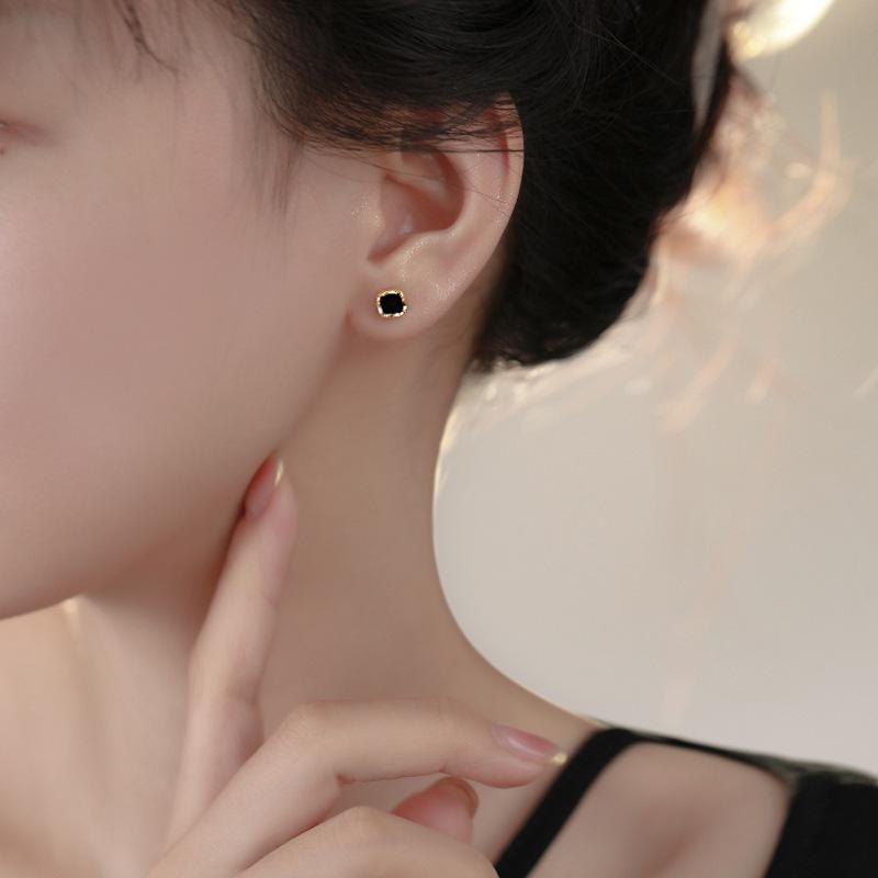 Elegant Black Square Stud Earrings for Women – Minimalist Luxury Design, Versatile for Everyday Wear