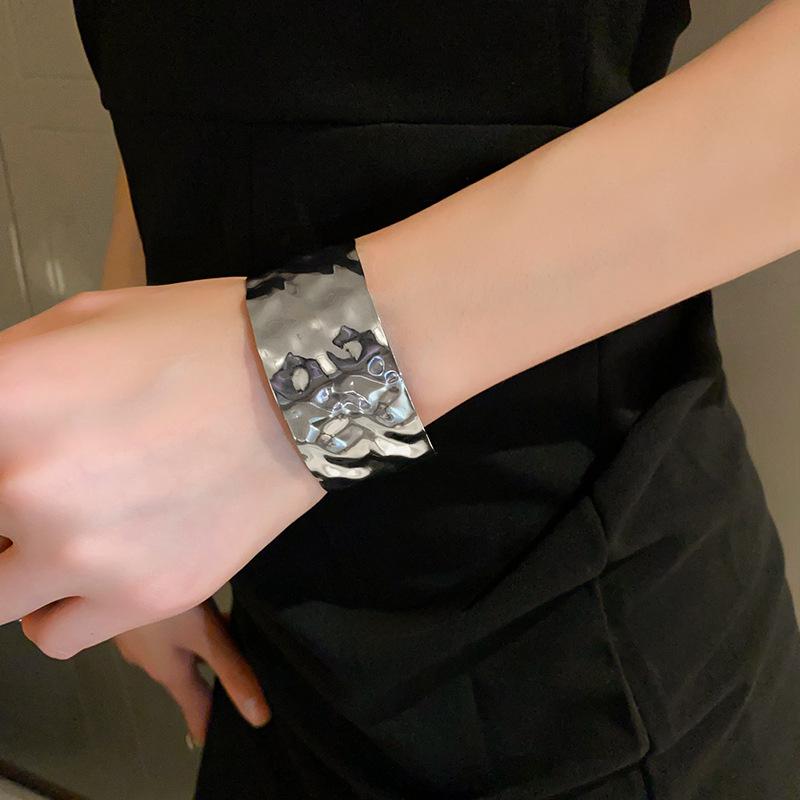 Euro-American Metal Open Armlet Bangle: Trendy Dual-Use Bracelet with Influencer Style