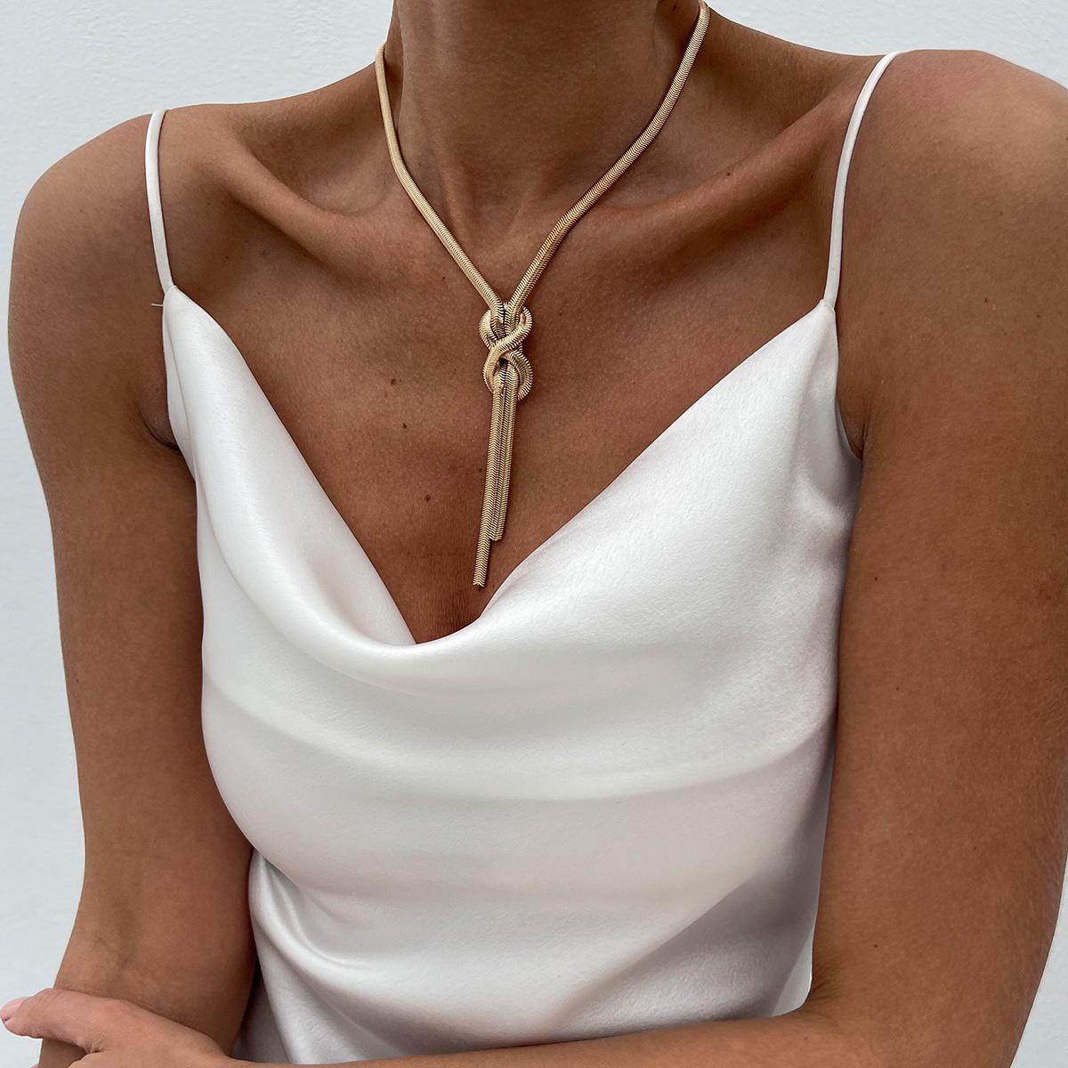 Hip-Hop Style Woven Snake Bone Chain Necklace Female, Cold Wind Metal Knotted Chain Collarbone Necklace