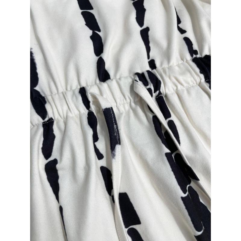 Ein sexy bedrucktes Neckholder-Kleid für Damen Ein gerafftes Kleid im Urlaubsstil