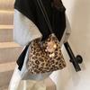 Simple and large-capacity bag 2025 new trendy and fashionable leopard print plush tote bag atmospheric fluff shoulder three-purpose bag