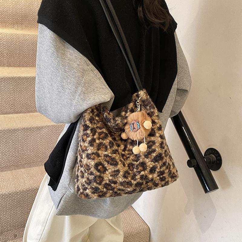 Simple and large-capacity bag 2025 new trendy and fashionable leopard print plush tote bag atmospheric fluff shoulder three-purpose bag