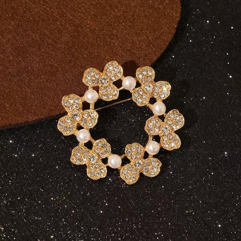 

1pc Exquisite and Eye-catching Gold Studded Four Leaf Clover Imitation Pearl Brooch Accessory Lights Up Fashionable Outfits