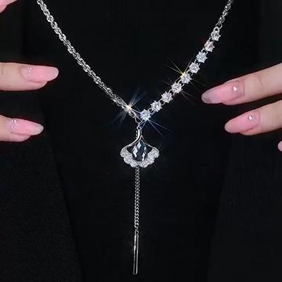 Asymmetrical Sweater Chain with Ginkgo Leaf Pendant Luxury Long Nekclace Personalized Trendy Autumn Winter Sweater Chain Elegant Necklace Jewelry
