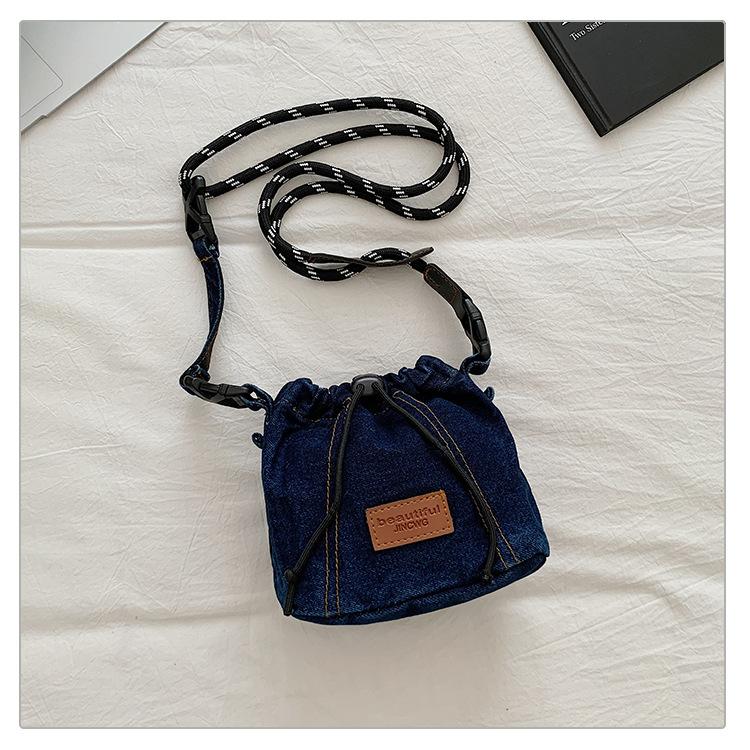 

Летняя джинсовая сумка-ведро 2025 года, женская нишевая дизайнерская сумка с высоким чувством стиля, универсальная сумка-тоут, модная сумка-мессенджер темно-синий