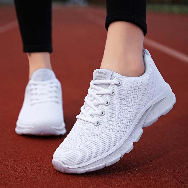 Summer new shoes, large mesh breathable sneakers, lightweight soft soles, built-up dancing shoes, running shoes