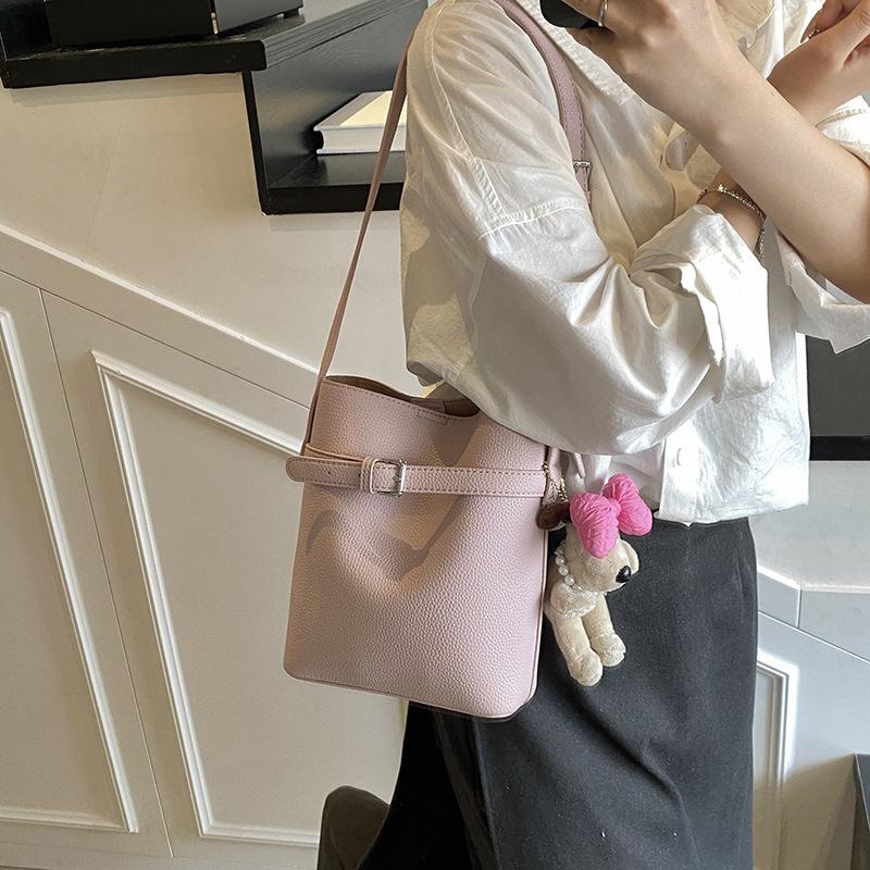 Large-capacity bags women's simple and versatile 2025 new casual shoulder armpit bags women's popular bucket bags this year