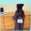 Bolsa transversal infantil de pelúcia com detalhes em pérola, ideal para looks do dia a dia.