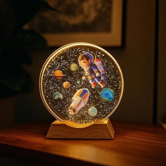 3D Astronaut Gutt Krystallkule Nattlampe med Trebase USB LED Bordlampe for Barnerom, gave