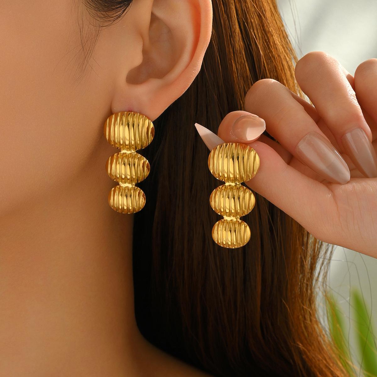 

Новый стиль нишевые плиссированные серьги-пусеты круглого дизайна, универсальные, легкая роскошь, высокие, женские