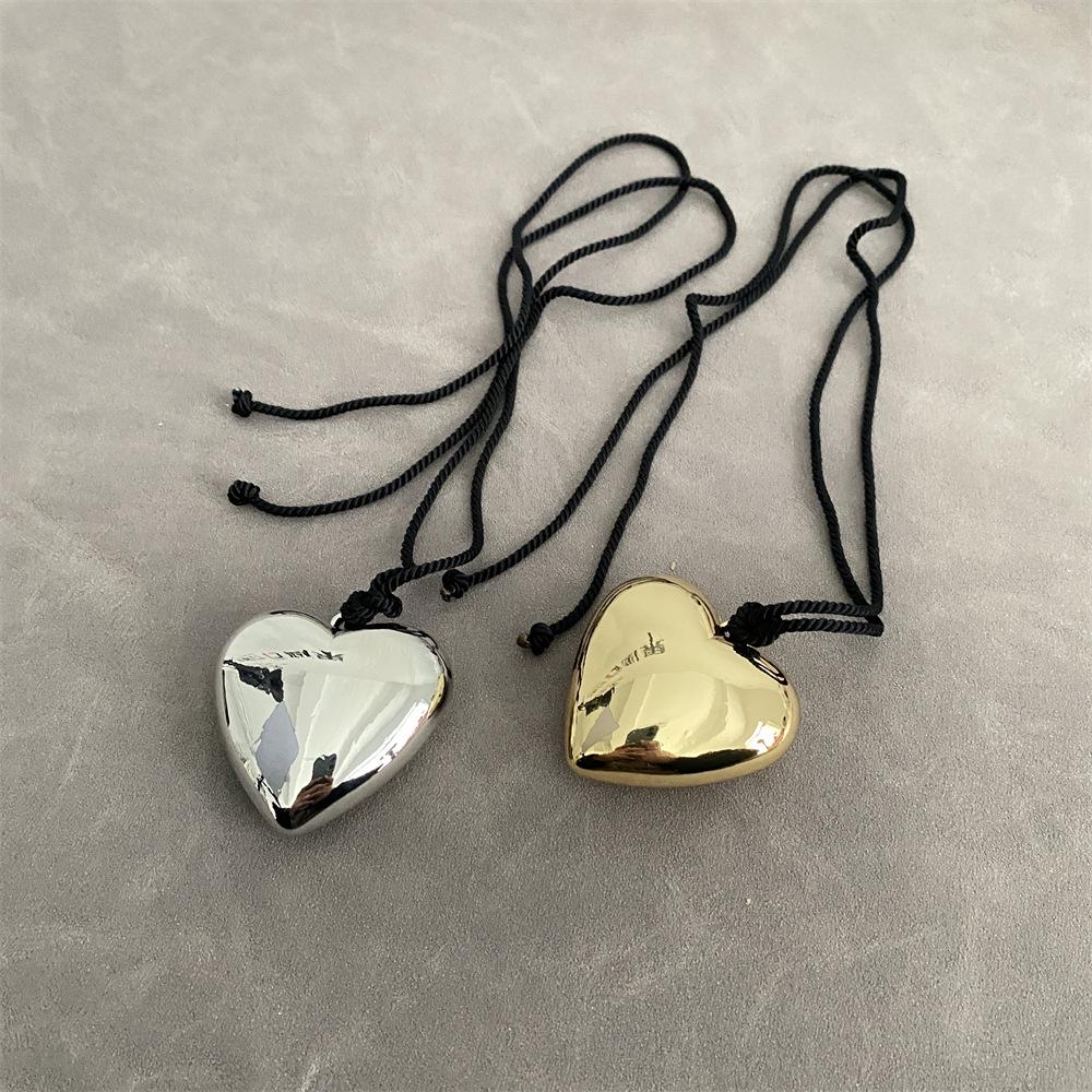 

Korean-Style Love Heart Necklace: Minimalist Fashion Clavicle Chain for Women