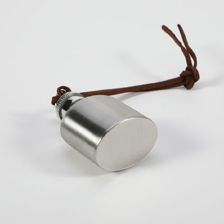 Easy to Carry Steel Liquor Flask Convenient 1oz Flask Silver Finish Alcohols Storage Container