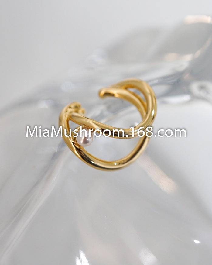 

Сладкий и минималистичный металлический кафф для уха с жемчугом - в стиле Дондэмун золотой