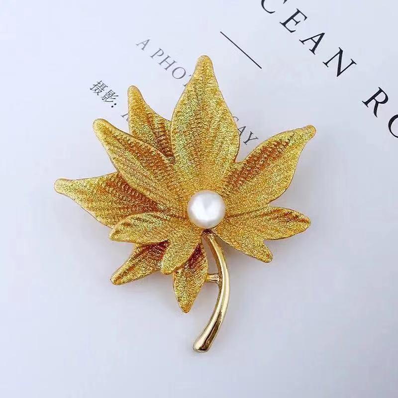 

Korean-Style Maple Leaf Brooch: Elegant Drip Oil Pin for Women’s Fashion.