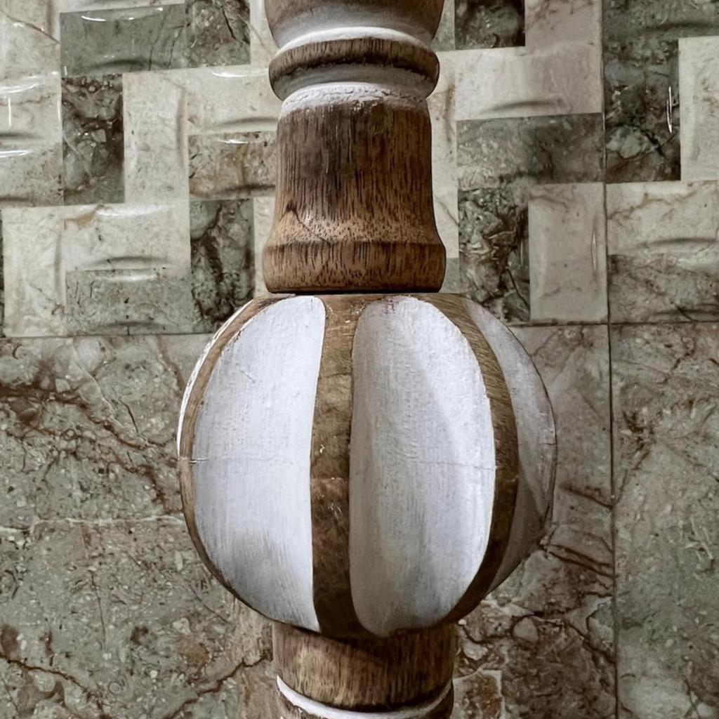 Naturholz Stativ Stehleuchte mit graviertem Blumen- und Blätterdesign mit Garnschirm - Industrielle Leuchte für Wohnzimmer, Ecken