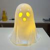 Pryskyřičná svítící dekorace duch pro Halloween Malá bílá figurka ducha Roztomilá svítící soška ducha pro domácí stolní patrovou podnosovou dekoraci