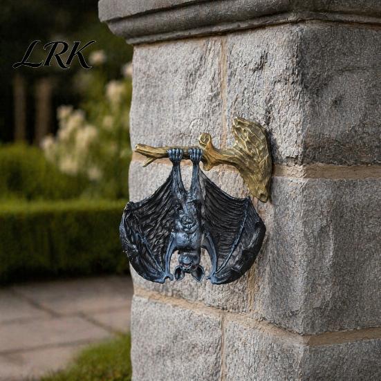 Realistic Hanging Bat Halloween Figurine, Resin Sculpture, Gothic Upside Waterproof Statue Down for Outdoor Garden Tree Yard Decor Distressed Retro