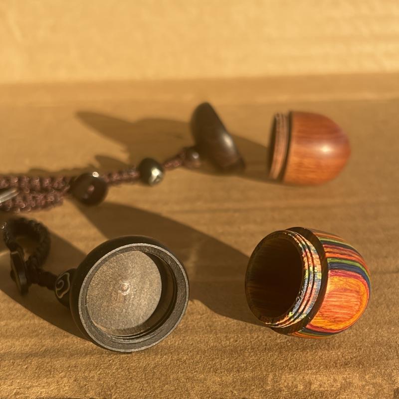 1 ks vyrytý dřevěný přívěsek na klíče s žaludem a šiškou - Vintage kreativní roztomilá ozdoba na klíče, batohy a peněženky.