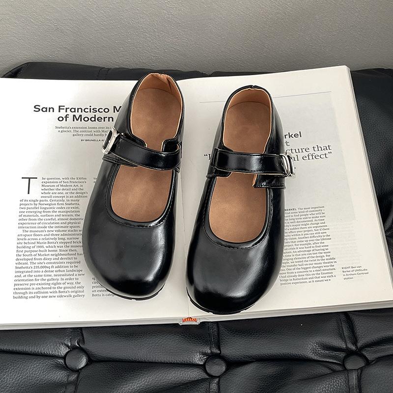 Retro round head cute shallow mouth single shoes women's 2025 spring and summer new French versatile British style one-word buckle small leather shoes