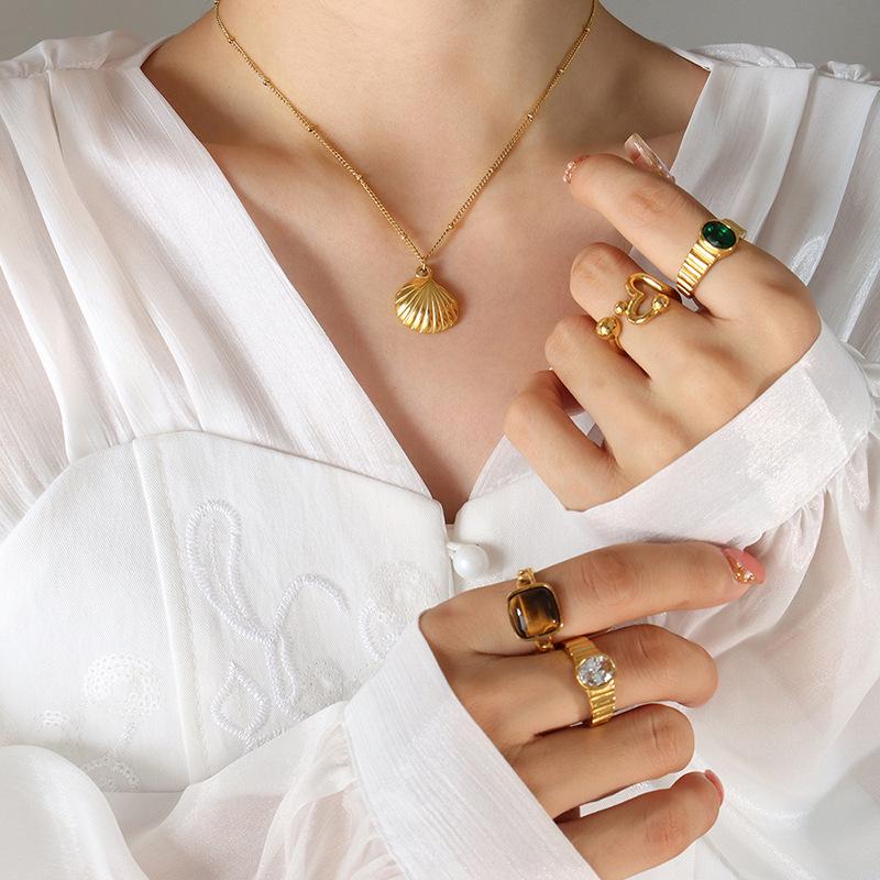 Korean Style Fashion Seashell Pendant Necklace, Gold Plated, Fade Resistant, Perfect for Commute, Travel, and Vacation.