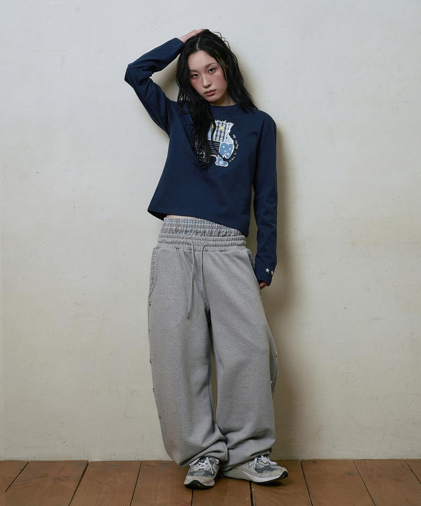 Lujeoseukeulleob Yeti Applique Long Sleeve T-Shirt Navy