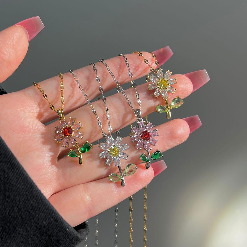 Copper micro-inlaid zircon explosions green leaf sunflower pendant necklace temperament light luxury niche design sense pendant.