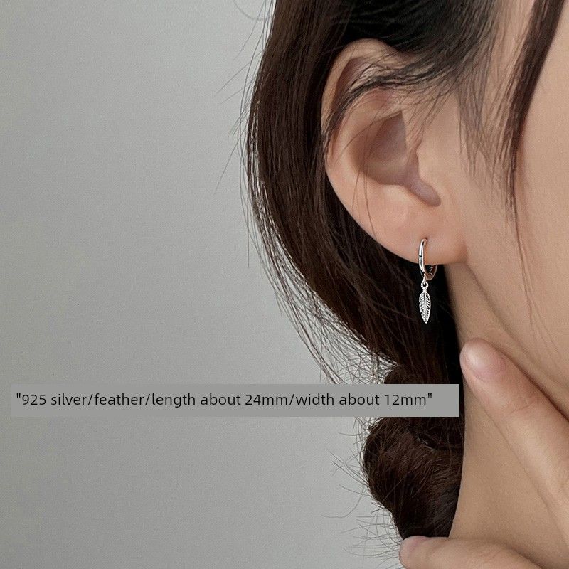 

[Сяннань] Серьги из стерлингового серебра 999 пробы в виде сердец любви, легкая роскошь, этнические, модные серьги-пусеты, женские серьги, новинка 2025 года, лидер продаж 925 silver feather earring (two price)