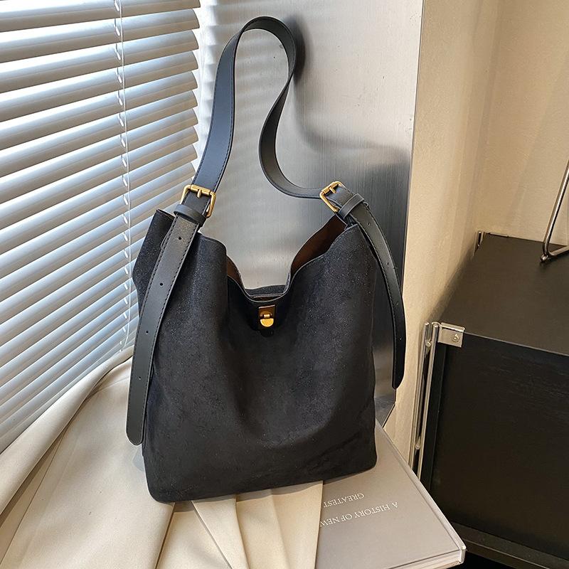 This Year's Popular Popular Bag Women's Large-capacity 2025 New Autumn and Winter Versatile Messenger Simple Tote Bucket Bag